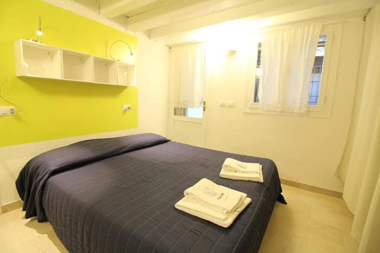 Veneziacentopercento Apartments & Rooms  Wenecja